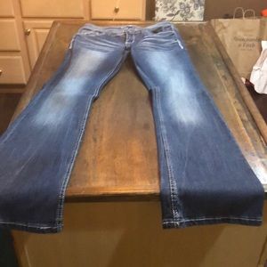 Medium wash junior jeans